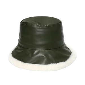 Détail du chapeau bob en cuir PU vert foncé avec bordure en fausse fourrure blanche