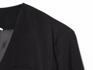 Gros plan détaillé de la couture d'épaule et du col à revers du combishort noir