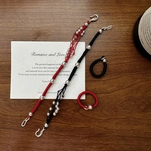 Set di gioielli intrecciati a mano con cordino rosso e nero e perle argentate lucide