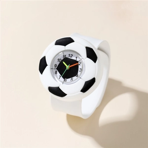 Montre de football pour enfants avec bracelet en silicone blanc et cadran analogique