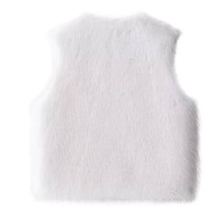 Rückansicht einer weißen Weste aus Kunstfell für Damen mit flauschiger Textur