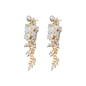 Elegant floral pearl tassel earrings in gold with white petals for a vintage French look