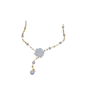 Collana a Y elegante con fiori di resina e perle finte su catenina dorata sottile