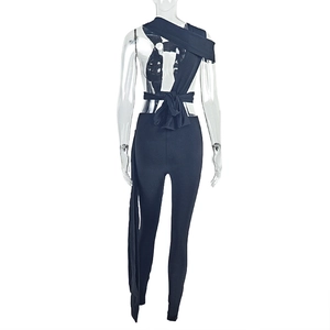 Détails du dos d'une combinaison noire asymétrique avec ceinture nouée à la taille