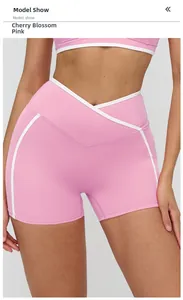 Détail du short de yoga rose cerisier avec taille croisée et bordure contrastée