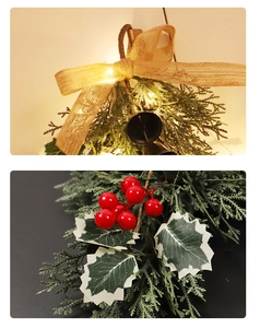 Dettaglio decorazione natalizia con pigne, bacche rosse e luci a LED su fiocco in lino
