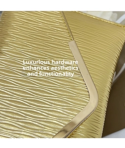 Détail de la texture dorée à motif épi élégant et du fermoir métallique de luxe du sac
