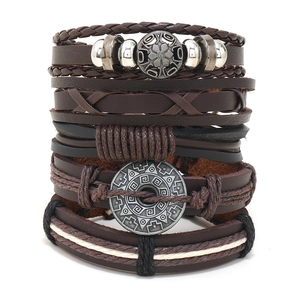 Bracelet Homme Vintage en Similicuir Tissé à la Main Combinaison Multicouche Brun Charme en Alliage Bracelet Punk Réglable Bijoux
