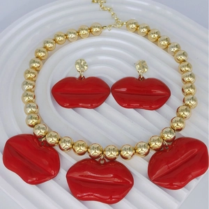 Vista detallada de un conjunto único de collar y pendientes con colgantes de labios rojos