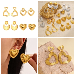 Detailweergave van 18k gouden hartoorbellen met gehamerde en geborstelde texturen