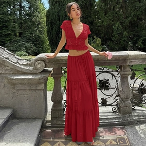 Vue détaillée du haut court en dentelle rouge et de l'ensemble jupe longue taille haute