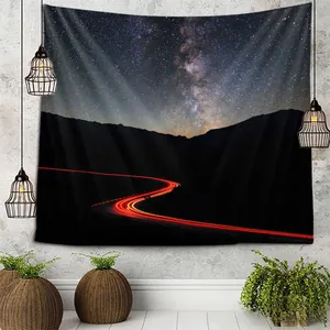 Detailaufnahme von Wandteppich mit Galaxie-Bergen und lebendigen Farben an Wand