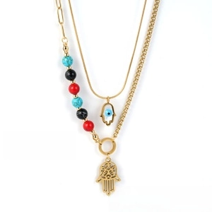Détail du collier multicouche plaqué or 18K avec main de Hamsa, œil bleu et perles colorées