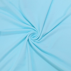 Vue détaillée du tissu bleu clair lisse avec une brillance subtile et un drapé élégant