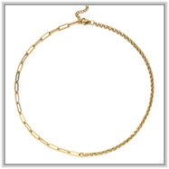 Detail einer goldenen doppellagigen Halskette mit Paperclip- und Seilkettendesign