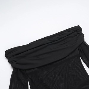 Detailaufnahme der Netzärmel und des schulterfreien Ausschnitts an diesem schwarzen Jumpsuit
