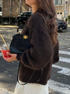 Sac à main femme en cuir noir avec fermoir doré et poignée supérieure au style citadin