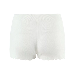 Makroaufnahme weißer Strickshorts mit vertikaler Rippstruktur und gewelltem Saum