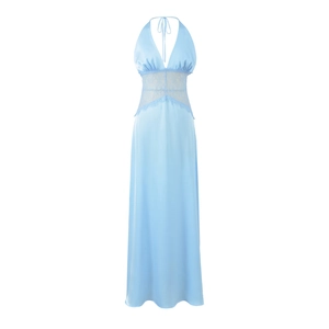 Détail de robe longue en soie bleu clair avec dentelle délicate et dos nu sexy à col en V