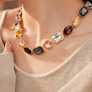 Primo piano di una collana vintage in lega d'oro con pietre preziose finte colorate