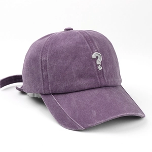 Dettaglio del cappello in denim lavato viola con ricamo a punto interrogativo argento