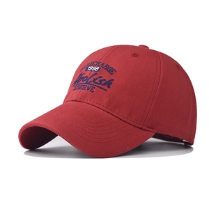 Broderie détaillée sur une casquette de baseball en coton lavé avec coutures bleu foncé