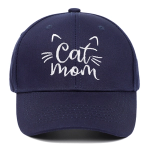 Dettaglio del ricamo bianco Cat Mom sul tessuto in cotone del cappellino blu scuro