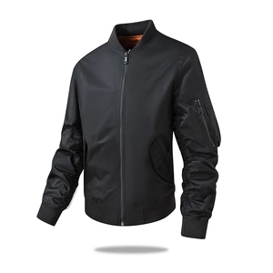 Klassische schwarze Bomberjacke mit orangefarbenem Futter und gerippten Details auf Weiß