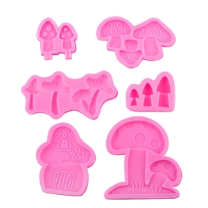 Kit moules en silicone rose champignons et maison pour décor de gâteau sur fond blanc