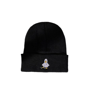 Bonnet en maille noir tendance avec broderie mignonne d'un canard faisant du skateboard