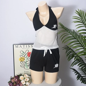 Detail von schwarz-weißem Mesh-Halter-Crop-Top und Tunnelzug-Shorts im Zweiteiler-Set