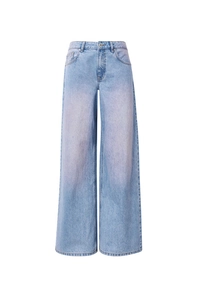 Détail d'un jean large à taille haute avec délavage dégradé bleu clair et lavande doux