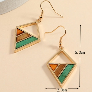 Vue détaillée des boucles d'oreilles géométriques en bois avec mesure de 5,3 cm