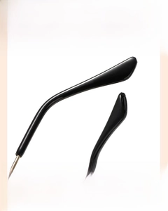 Détail des branches noires courbées avec design antidérapant pour lunettes d'enfants