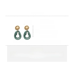 Detail view showing dimensions 6.2cm by 3.2cm and weight of vintage drop earrings