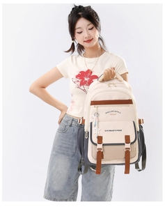 Détail du sac à dos imperméable multicolore en toile durable avec pendentif décoratif