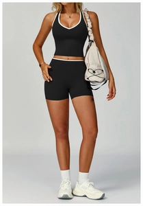 Détail du débardeur sport col V avec liseré contrasté et short de fitness taille haute