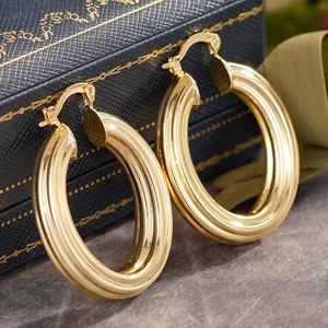 Eleganti orecchini a cerchio spessi placcati in oro con trama a colonna romana vintage