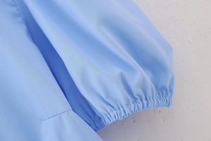 Detailansicht der blauen Puffärmel mit elastischen Bündchen an einer Webbluse