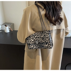 Vintage-Umhängetasche mit Leopardenmuster, Metallkette und sicherem Verschluss