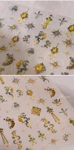 Detail von Vintage Gold und Grün Mond Stern Nagelaufklebern mit Retro-Reliefstrukturen