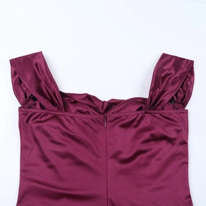 Détail de la robe de soirée en satin bordeaux montrant la fermeture éclair invisible au dos