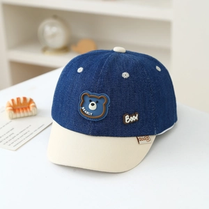Detail der Baby-Baseballkappe aus Denim mit süßem Bären-Patch und Boo-Schriftzug