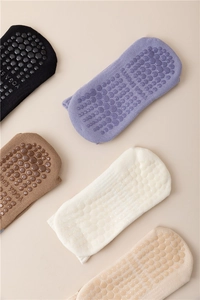 Détail des picots antidérapants en silicone sur chaussettes de yoga en coton colorées