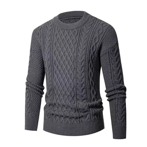 Vista dettagliata del maglione grigio a trecce con girocollo e trama in maglia classica