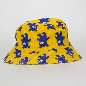 Dettaglio cappello a secchiello giallo per bambini con stampe di orsi blu e tesa cucita