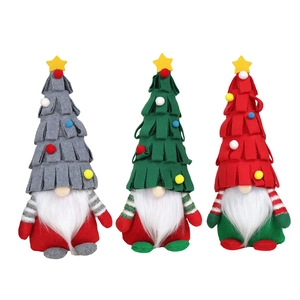 Set di tre gnomi natalizi in grigio, verde e rosso con stelle per decorazioni festive
