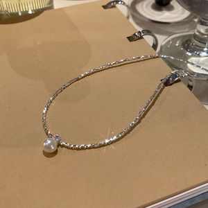Elegante silberne Halskette mit einem einzelnen Perlenanhänger an einer zarten Kette