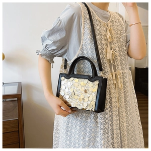 Elegante borsa nera con paillettes luccicanti e tracolla rimovibile per uso a mano o spalla
