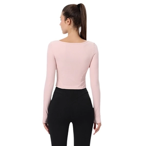 Eng anliegendes hellrosa Rippstrick-Crop-Top mit langen Ärmeln und Rückenausschnitt